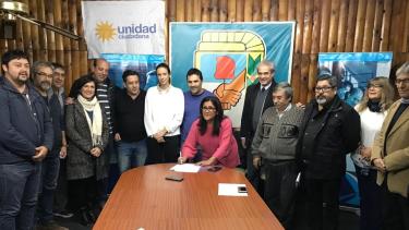 El acuerdo unió a los kirchneristas neuquinos ayer en el local del Partido Justicialista. Foto Gentileza Prensa Darío Martínez