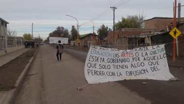 Tomaron un secundario de Cipolletti en reclamo de materiales didácticos