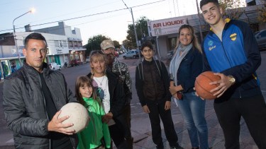 Dos familias que se unen en torno a la pelota, la pasión de sus hijos. Foto  Pablo Leguizamón.