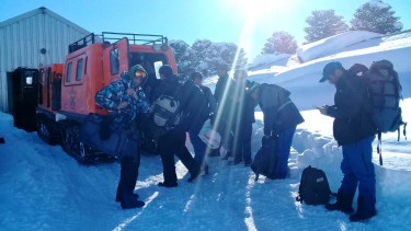 Quedaron aislados en un edificio cubierto de nieve y sin provisiones