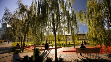 ARCHIVO - En esta fotografía de archivo del 4 de diciembre de 2018, algunas personas disfrutan del parque Biblioteca de Árboles en Milán, Italia. (AP Foto/Luca Bruno)