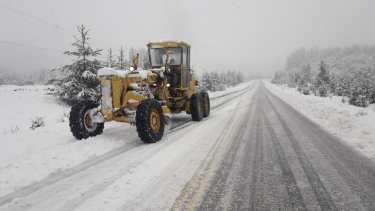Por las fuertes nevadas, cortan el tránsito en la Ruta 40 entre Bariloche y El Bolsón