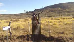 Destrozaron esculturas en el portal de ingreso de Piedra del Águila