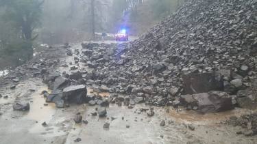 Esta mañana, un nuevo derrumbe en Quila Quina obligó a cerrar completamente el paso. (Gentileza Realidad Sanmartinense).-