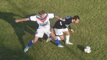 Ranquilche y Vázquez disputan la pelota en una acción del encuentro de ida en Allen. La vuelta promete ser aún más emocionante. (Foto: Andrés Maripe)