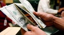 Imagen de El dólar subió 55 centavos y cerró en $43,40 para la venta al público