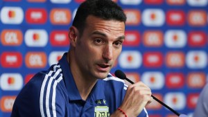 Scaloni no reveló el equipo para enfrentar a Brasil, pero afirmó que Agüero será titular