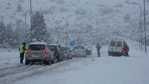 Nieve en Bariloche: suspenden los colectivos y cortan la Ruta 237