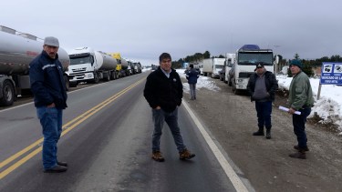 Un grupo de camioneros espera noticiasdel derrumbe  para continuar el viaje con la carga hacia Chile. (Foto: Alfredo Leiva)