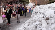 Imagen de Artesanos de Bariloche desafían el frío y mantienen su feria a la intemperie