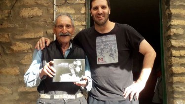 El fotógrafo Jorge Piccini junto a un poblador rural.