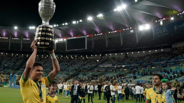 Thiago Silva levantando la copa ayer luego de vencer a Perú.