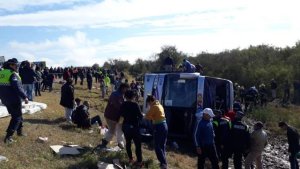 Al menos 15 muertos y más de 40 heridos al volcar un colectivo en Tucumán