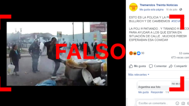 No, esta foto no es de un supuesto policía pateando una olla en la Argentina