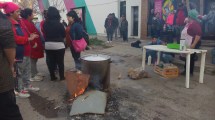 Imagen de Corte de calle y olla popular frente a Desarrollo Social de la Nación de Roca