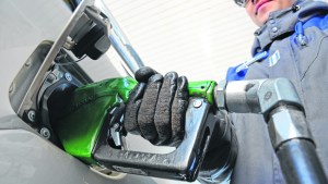 El autoservicio de naftas genera más rechazos en la región