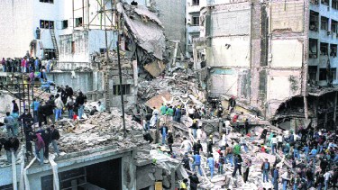 Lunes 18 de julio de 1994. Pasteur 633, barrio de Once, Buenos Aires.