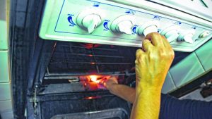 Pagar la luz y el gas se lleva el 4,5% del salario promedio de los trabajadores