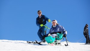 Cerro Bayo con instructores y equipos especializados para esquí adaptado