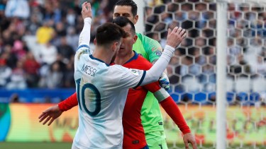 Messi pelea con Medel, y ambos jugadores fueron expulsados. Foto AP