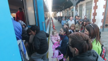 Una extensa cola de pasajeros en la estación del tren. Foto: Oscar Livera 