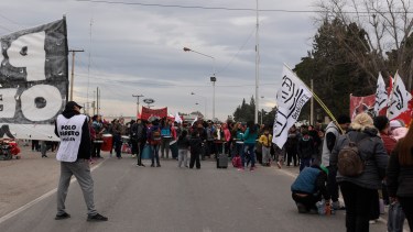 Las organizaciones sociales continúan protestando en reclamo de puestos laborales. (Archivo Juan Thomes).-