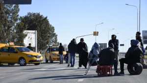 Crónica de un lunes bloqueado por taxistas: cortes de ruta, sin colectivos y sin tren