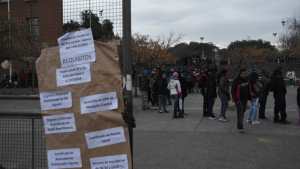 Masivo acampe para cubrir vacantes de auxiliares de servicio en Neuquén