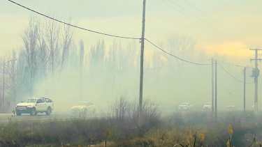 Los bomberos sofocaron las llamas que provocaron una intensa humareda. (Foto: Mauro Pérez)