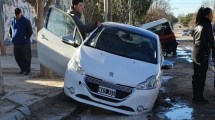 Imagen de Roca: por una pérdida de agua dos vehículos quedaron hundidos