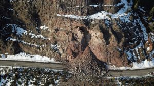 Así se ve la Ruta 40, días después del derrumbe en la ladera