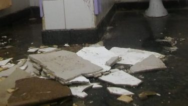 Seis placas de yeso se cayeron el lunes en uno de los baños de la Escuela 268 de Senillosa. (Gentileza).-