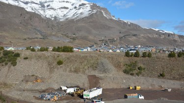 En el barrio El Portal de San Martín de los Andes funciona en forma provisoria una playa de transferencia de la basura. Foto Patricio Rodríguez