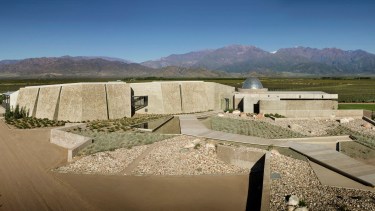 La bodega, en la cordillera mendocina, con materiales del lugar.