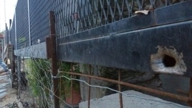 Las rejas de la vivienda quedaron perforadas tras el ataque. (Foto: Gentileza.-)