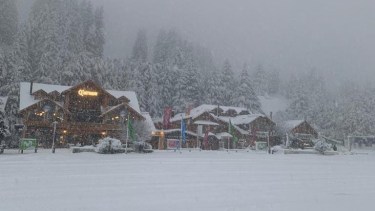 La nieve en la base del cerro Catedral esta mañana. (Gentileza)