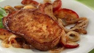 Date un gustito con estas chuletas de cerdo con clavo de olor, manzanas y cebollas