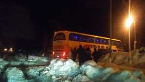 Un colectivo se perdió y terminó encajado en la nieve en Bariloche