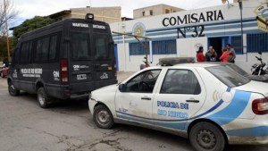 Intentó robar la rueda de un vehículo en el estacionamiento del correo y fue detenido, en Cipolletti