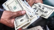 Imagen de El dólar minorista bajó dos centavos y cerró estable en $58,13