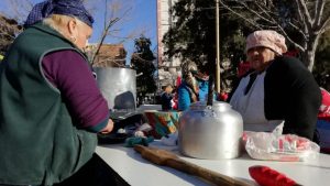 Cipolletti: protestan con olla popular y anticiparon que cortarán el puente la semana que viene