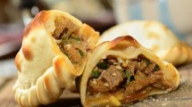 Imagen de Empanada de carne cortada con cuchillo, las mejores