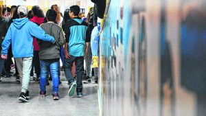 Como Neuquén y Río Negro, Buenos Aires elimina la repitencia en secundarios y despierta cuestionamientos