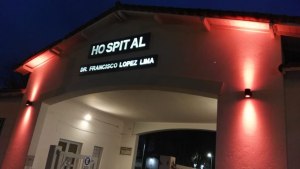 Cayó al canal de Roca en pleno festejo de Navidad y lo salvaron los policías