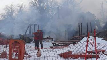 Las llamas consumieron toda la estructura del parador. (Foto: Gentileza.-)