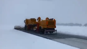 Nieve en Bariloche: ¿Cómo es la limpieza de la pista en el aeropuerto?