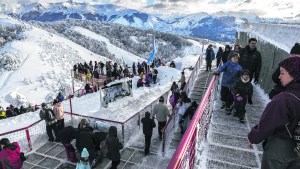 Los turistas se adueñaron  de cada rincón en Bariloche