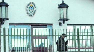 Uno de los jóvenes que se anotó, al dejar la sede en calle Fagnano. El curso será de 12 encuentros. 