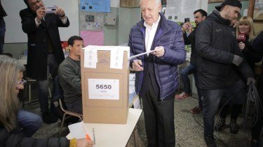Roberto Lavagna emitiendo su voto. Foto: Télam.