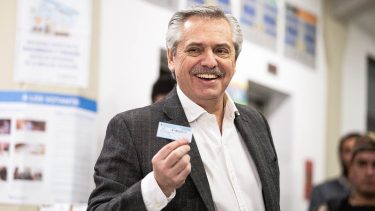 Alberto Fernández al momento de emitir su voto. Foto: Télam.